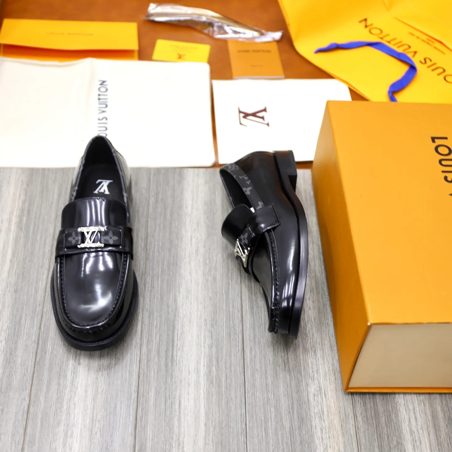 Men's shoes 💰: 💰900LV Louis Vuitton slip-on loafers, top quality products produced in Dongguan, ready for sale! This LV Glove loafer is made of selected soft cowhide, with a slightly wrinkled leather surface and a very high-end texture. Each pair is unique. The leather surface is light and soft, with a fine texture and good luster. It is a classic loafer style, with exquisite handmade mark stitching on the toe, and a square toe configuration to highlight the classic style. The horizontal band has hot-printed LV three-dimensional letters, semi-solid handcrafts and a genuine leather outsole, and a rubber patch on the heel to create wear-resistant performance and comfort. One of the must-have loafers for men! Comes with full original packaging! Code number: 38-39-40-41-42-43-44 (38, 45, 46 customized) standard leather shoe code